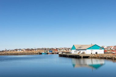 Lista, Norveç - 18 Mart 2018: Küçük bir balıkçı köyü, güneşli bahar gününde limandaki tekneler. mavi okyanus ve mavi gökyüzü