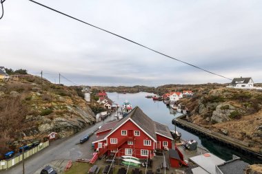 Haugesund, Norveç - januray 11, 2018 Rovaer: Rovaer adalar Haugesund, Norveç west Coast içinde. Kırmızı hostel önünde koy.