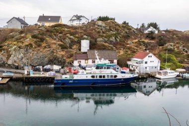 Haugesund, Norveç - 11 Ocak 2018: Feribot Rovaerfjord, okyanus gemisi Rovar Rovaer terminalde, Haugesund için yelken.
