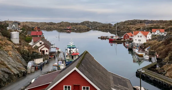 Rovaer 在豪根桑德, 挪威-januray 11, 2018: Rovaer 群岛在豪根桑德, 在挪威西海岸。前面有红色旅馆的海湾. — 图库照片