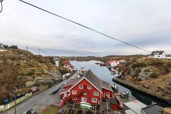 Rovaer em Haugesund, Noruega - januray 11, 2018: O arquipélago de Rovaer em Haugesund, na costa oeste da Noruega. A baía com o albergue vermelho na frente . — Fotografia de Stock