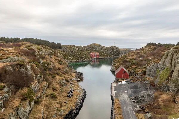 Rovaer 在豪根桑德, 挪威-januray 11, 2018: Rovaer 群岛在豪根桑德, 在挪威西海岸。两岛之间的小运河 Rovaer 和 Urd — 图库照片