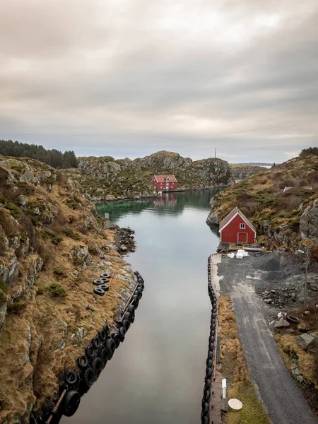 Rovaer 在豪根桑德, 挪威-januray 11, 2018: Rovaer 群岛在豪根桑德, 在挪威西海岸。两岛之间的小运河 Rovaer 和 Urd, 垂直图像 — 图库照片