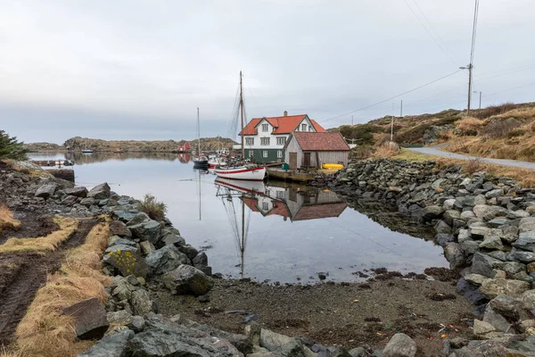 Rovaer 在豪根桑德, 挪威-januray 11, 2018: Rovaer 群岛在豪根桑德, 在挪威西海岸。船, 房子和小船房子由海. — 图库照片