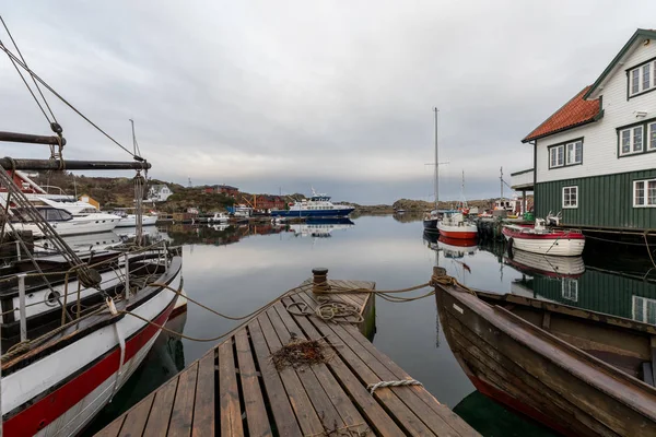 Rovaer em Haugesund, Noruega - januray 11, 2018: O ferry de Rovaerfjord que sai do arquipélago de Rovaer em Haugesund. Cais de madeira, barcos, casas e casas de barco à beira-mar . — Fotografia de Stock