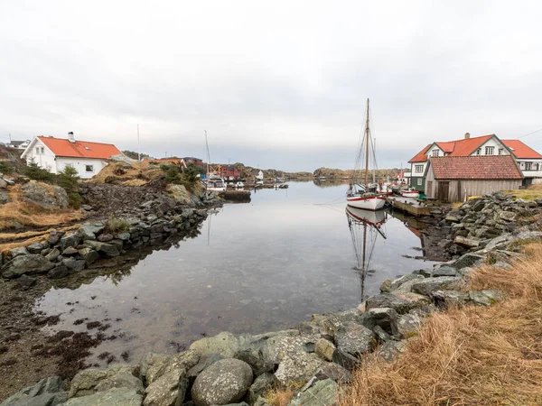 Rovaer 在豪根桑德, 挪威-januray 11, 2018: Rovaer 群岛在豪根桑德, 在挪威西海岸。船, 房子和小船房子由海. — 图库照片