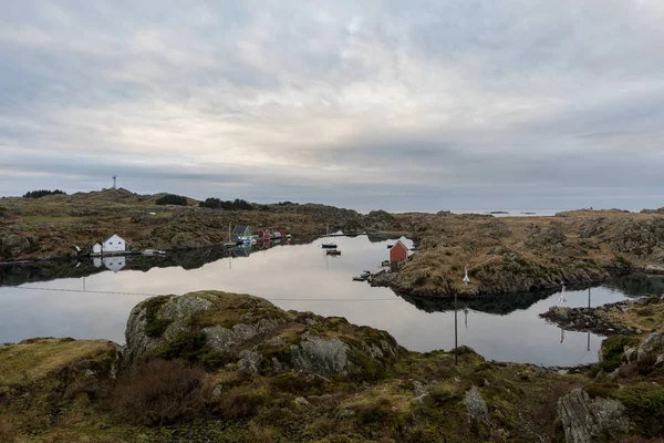 Rovar とウルド、ハウゲスン、ノルウェーの西海岸に、Rovaer 列島の 2 つの島間の海峡. — ストック写真