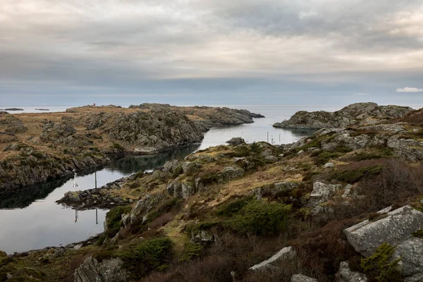 Die straße zwischen rovar und urd, zwei inseln des rovaer archipels in haugesund, an der norwegischen westküste. — Stockfoto