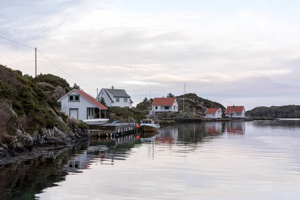 Rovaer in Haugesund, Noorwegen - januari 11, 2018: de Rovaer archipel in Haugesund, in de Noorse westkust. Pier en visserij boot, vakantiehuizen aan zee. — Stockfoto