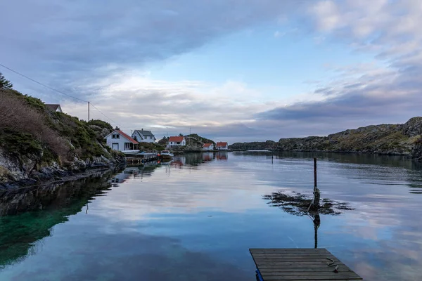 Rovaer em Haugesund, Noruega - januray 11, 2018: O arquipélago de Rovaer em Haugesund, na costa oeste da Noruega. Cais à frente, casas à beira-mar . — Fotografia de Stock