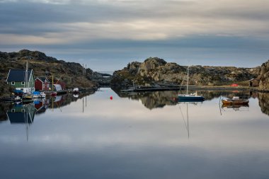 Rovaer Haugesund, Norveç - januray 11, 2018: tekneler ve boathouses, güzel manzara ve gökyüzü ile denizin sakin. Rovaer adalar.