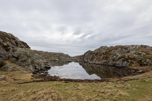 Wunderschöne landschaft mit einer ruhigen bucht auf der rovaer insel im rovaer archipel in haugesund, norwegen. — Stockfoto