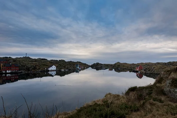 Rovaer 在豪根桑德, 挪威-januray 11, 2018: 美丽的图片海, 天空和风景, 并且海峡在 Rovar 和 Urd 之间, 两个海岛在 Rovaer 群岛在豪根桑德, 挪威. — 图库照片