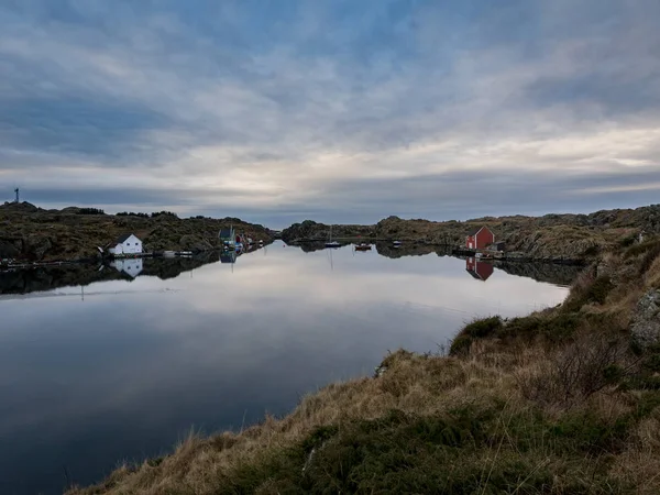 Rovaer 在豪根桑德, 挪威-januray 11, 2018: 美丽的图片海, 天空和风景, 并且海峡在 Rovar 和 Urd 之间, 两个海岛在 Rovaer 群岛在豪根桑德, 挪威. — 图库照片