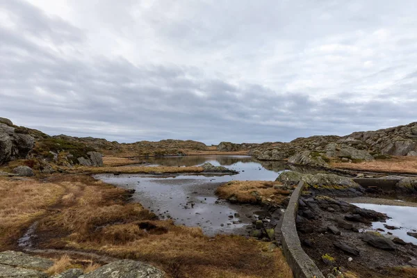 美しい空と茶色の冬の風景。Rovaer 列島、ハウゲスン、ノルウェーの島で、トレイルで池. — ストック写真