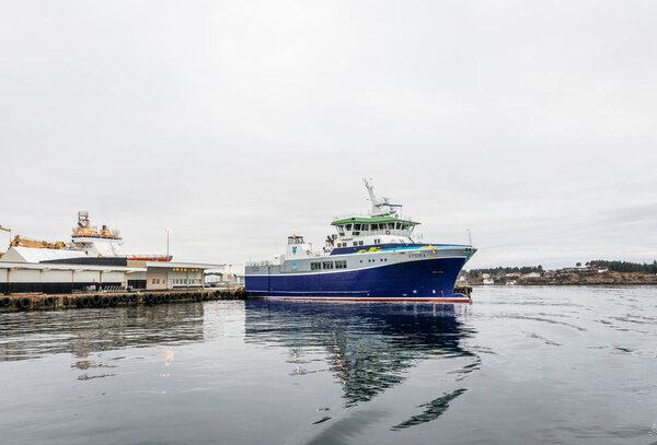 Хаугесунн, Норвегия - 11 января 2018 года: Паром Утсира на паромном терминале в Хаугесунде, готовый к поездке на маленький остров Утсира. Скандинавия, Европа
.