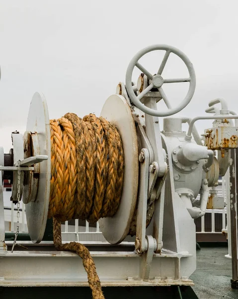 Winch con cuerda naranja en un ferry, fondo nublado blanco — Foto de Stock