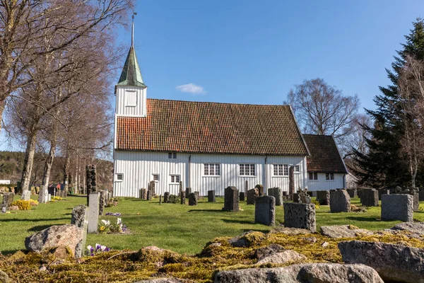 Sogne, Noruega - 21 de abril de 2018: Antigua Iglesia de Sogne. Iglesia de madera blanca en Sogne, una iglesia parroquial en Sogne, Vest-Agder en Noruega. Cielo azul, hierba verde . — Foto de Stock