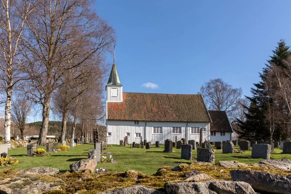 Sogne, Noruega - 21 de abril de 2018: Antigua Iglesia de Sogne. Iglesia de madera blanca en Sogne, una iglesia parroquial en Sogne, Vest-Agder en Noruega. Cielo azul, hierba verde . — Foto de Stock
