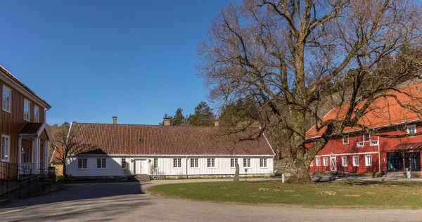 Sogne, 挪威-2018年4月21日: Sogne Gamle Prestegard, 或老 Sogne 教区。牧师与木制建筑, 背心-Agder 在挪威。蓝天, 绿草. — 图库照片