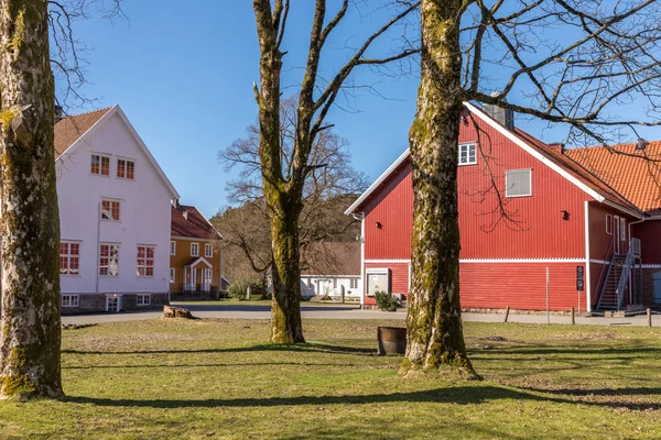 Sogne, 挪威-2018年4月21日: Sogne Gamle Prestegard, 或老 Sogne 教区。牧师与木制建筑, 背心-Agder 在挪威。蓝天, 绿草. — 图库照片