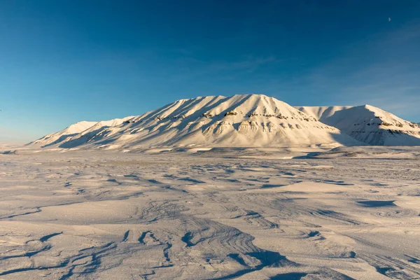 Sarkvidéki téli táj hóval borított hegyekkel Kapp Ekholm, Svalbard, Norvégia — Stock Fotó