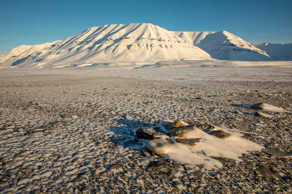 Arctic winter landscape with snow covered mountains at Kapp Ekholm, Svalbard, Norway — Stock Photo, Image
