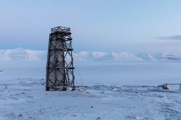 Torony a fagyott tenger, téli táj Pyramiden, Svalbard. — Stock Fotó