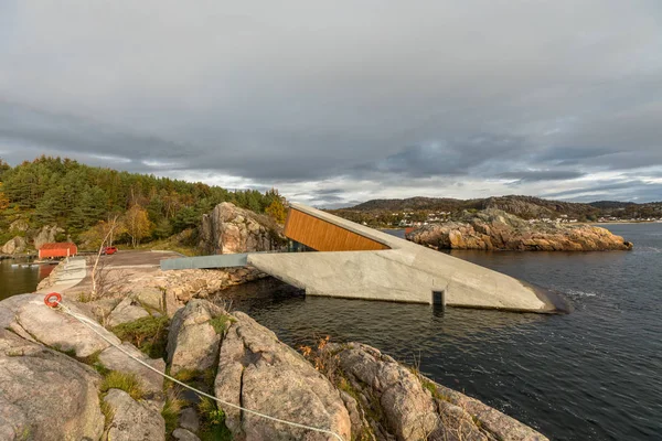 Lindesnes, Norwegia - październik 2019: Zewnątrz podwodnej restauracji Under. Obrazy Stockowe bez tantiem