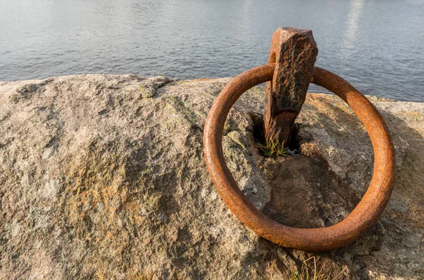 Rusty ring för förtöjning av en båt på klippan vid havet — Stockfoto