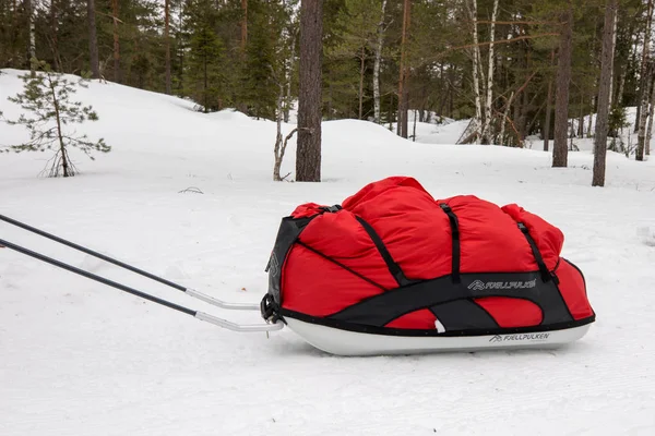 Kristiansand,ノルウェー- 2018年3月:冬の雪の上でFjellpulken Red Pulk 。雪そりの森輸送 — ストック写真