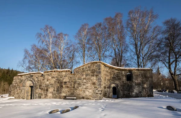 Bamble, Noruega - 17 de marzo de 2018: Las ruinas de la iglesia de San Olavo en Bamble, Noruega . — Foto de Stock