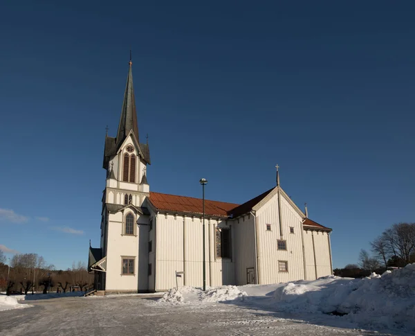Bamble Church, large wooden church buildt in 1845. Winter, snow, sunshine and blue sky. Side view. Horizontal image. — Stock Photo, Image