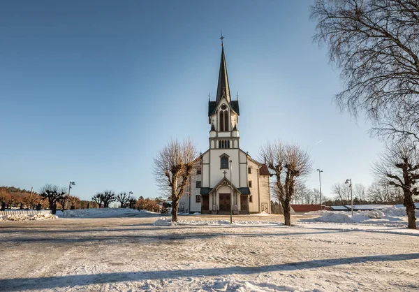 Iglesia de Bamble, gran iglesia de madera construida en 1845. Invierno, nieve, cielo azul. Vista frontal. Imagen horizontal . — Foto de Stock