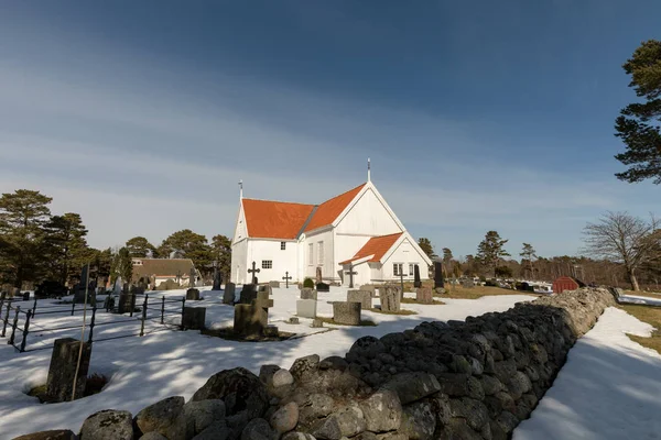 Iglesia Tromoy en Hove, Tromoy en Arendal, Noruega. Iglesia blanca, cielo azul, día soleado . — Foto de Stock