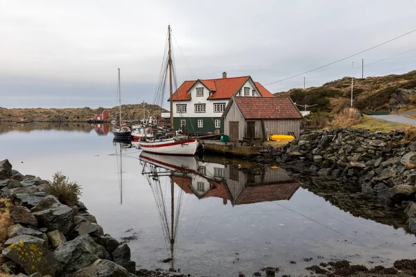 Rovaer-Haugesund, Norvégia - januári átlaghőmérséklet 11, 2018-ban: A Rovaer-szigetek Haugesund, norvég west Coast. Hajók, a házak és a hajó házak a tengerparton. — Stock Fotó