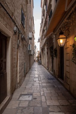 Dubrovnik, Hırvatistan-Nisan 2019: Dubrovnik eski kenti. Ortaçağ kentinin birçok dar caddelerinden biri