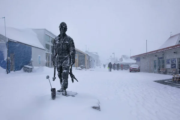 Longyearbyen, Noruega - Marzo 2019: Blizzard en Longyearbyen, estatua de un minero de carbón en la nevada. Svalbard, Noruega — Foto de Stock