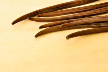 Tahta kaşık kırmızı pul biber ile birlikte içinde çiğ beyaz pirinç