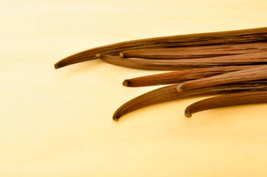 Tahta kaşık kırmızı pul biber ile birlikte içinde çiğ beyaz pirinç