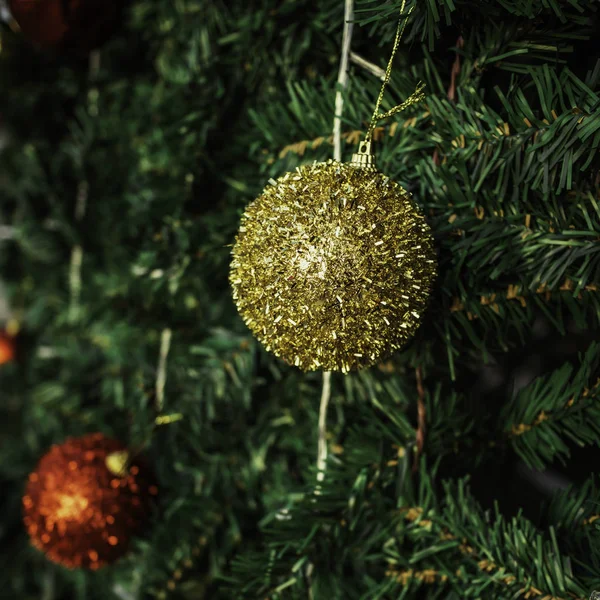 Decoración de la bola de Navidad en árbol verde —  Fotos de Stock