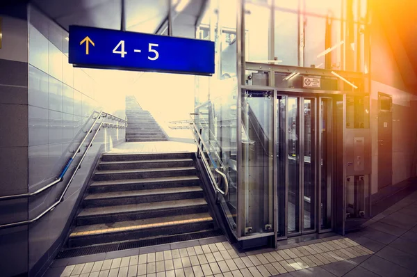 Ondergrondse passage met trappen en lift — Stockfoto