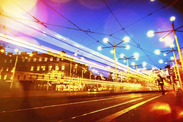 Vista nocturna del centro de transporte público en jakominiplatz en aust — Foto de Stock