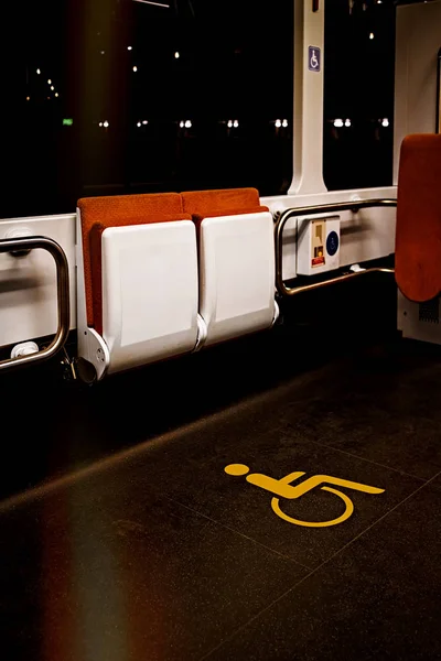 Symbole de fauteuil roulant dans les transports publics — Photo