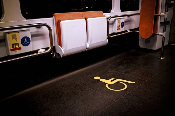 Symbole de fauteuil roulant dans les transports publics — Photo