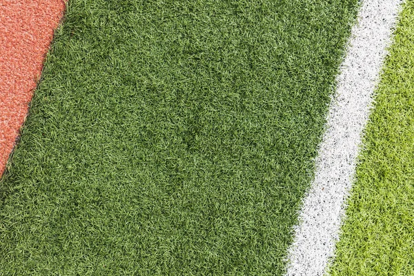 Witte streep op het groene voetbalveld vanaf bovenaanzicht — Stockfoto