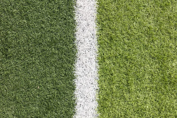 Белая полоса на зеленом футбольном поле сверху — стоковое фото