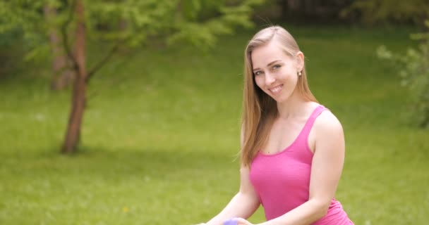 Chica joven haciendo ejercicio en el parque . — Vídeos de Stock