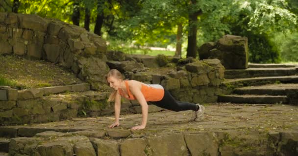 Attrayant jeune fille exercice dans le parc — Video