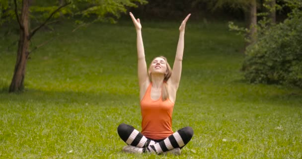 Jeune fille faisant de l'exercice dans le parc .